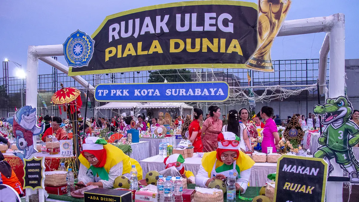 RUJAK ULEG PIALA DUNIA!. Karya: Arief Sofyanto, Surabaya, Lokasi Foto: Surabaya
