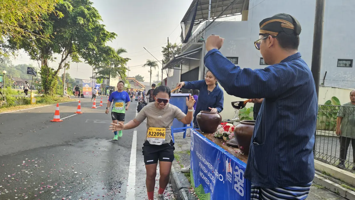 Sejumlah peserta berlari menuju garis finish saat mengikuti lomba lari Mandiri Jogja Marathon 2026 di Candi Prambanan, Sleman, DI Yogyakarta, Minggu (21/6/2026).