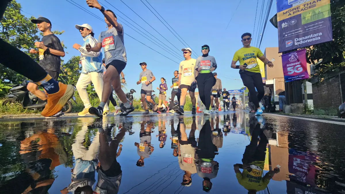 Sejumlah peserta berlari menuju garis finish saat mengikuti lomba lari Mandiri Jogja Marathon 2026 di Candi Prambanan, Sleman, DI Yogyakarta, Minggu (21/6/2026).