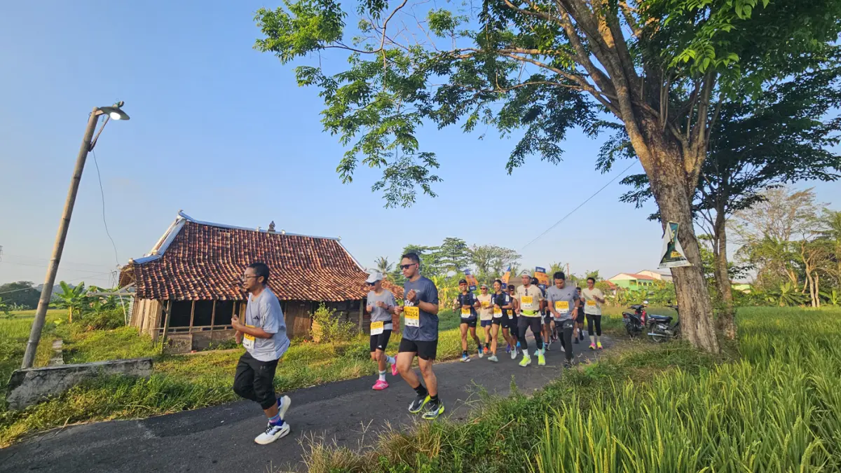 Sejumlah peserta berlari menuju garis finish saat mengikuti lomba lari Mandiri Jogja Marathon 2026 di Candi Prambanan, Sleman, DI Yogyakarta, Minggu (21/6/2026).