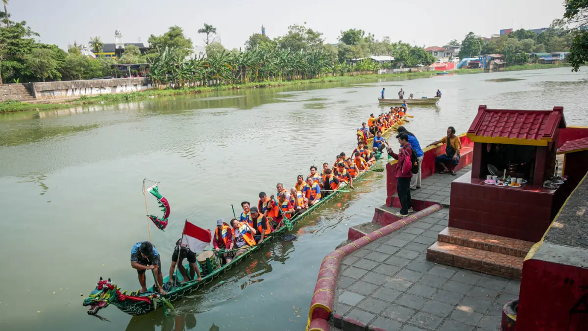 Sejumlah warga berpatrisipasi mendirikan telur saat perayaan Peh Cun di pinggir Sungai Cisadane, Kota Tangerang, Jumat (19/06/2026). (Hanung Hambara/Jawa Pos)