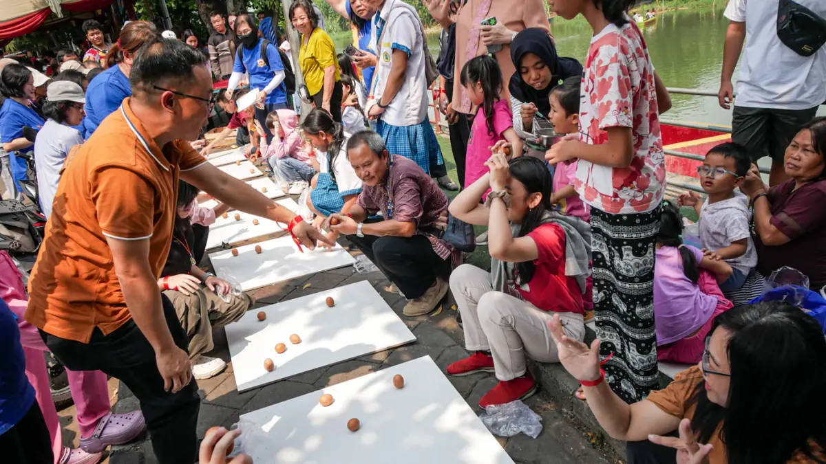 Sejumlah warga berpatrisipasi mendirikan telur saat perayaan Peh Cun di pinggir Sungai Cisadane, Kota Tangerang, Jumat (19/06/2026). (Hanung Hambara/Jawa Pos)
