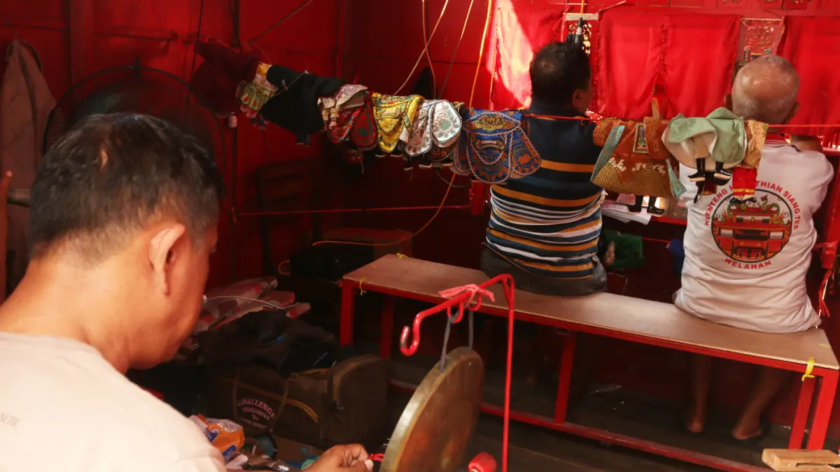 Sejumlah warga menyaksikan pertunjukan Wayang Potehi di halaman Kelenteng TTID Tay Kak Sie, Kota Semarang, Jawa Tengah, Sabtu (20/6/2026) sore. (Nur Chamim/Jawa Pos Radar Semarang)
