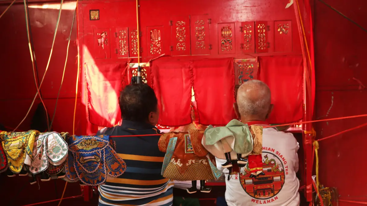 Sejumlah warga menyaksikan pertunjukan Wayang Potehi di halaman Kelenteng TTID Tay Kak Sie, Kota Semarang, Jawa Tengah, Sabtu (20/6/2026) sore. (Nur Chamim/Jawa Pos Radar Semarang)