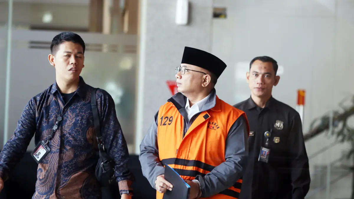 Tersangka kasus dugaan korupsi Yaqut Cholil Qoumas berjalan menuju mobil tahanan usai menjalani pemeriksaan di Gedung Merah Putih KPK, Jakarta, Jumat (19/6/2026). (Dery Ridwansah/ JawaPos.com)