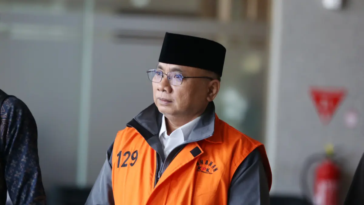 Tersangka kasus dugaan korupsi Yaqut Cholil Qoumas berjalan menuju mobil tahanan usai menjalani pemeriksaan di Gedung Merah Putih KPK, Jakarta, Jumat (19/6/2026). (Dery Ridwansah/ JawaPos.com)