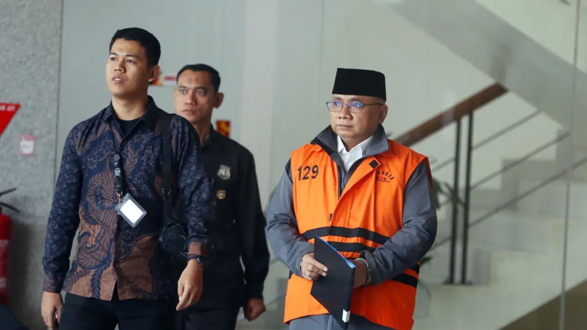 Tersangka kasus dugaan korupsi Yaqut Cholil Qoumas berjalan menuju mobil tahanan usai menjalani pemeriksaan di Gedung Merah Putih KPK, Jakarta, Jumat (19/6/2026). (Dery Ridwansah/ JawaPos.com)