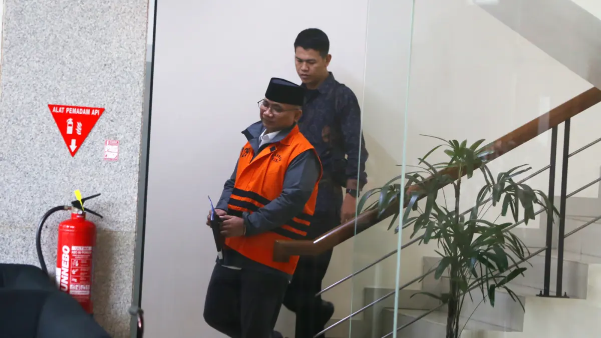 Tersangka kasus dugaan korupsi Yaqut Cholil Qoumas berjalan menuju mobil tahanan usai menjalani pemeriksaan di Gedung Merah Putih KPK, Jakarta, Jumat (19/6/2026). (Dery Ridwansah/ JawaPos.com)