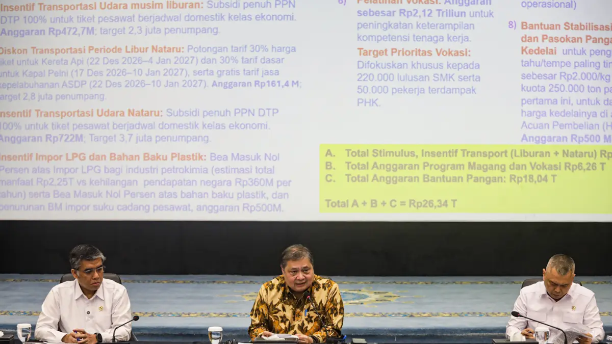 Menteri Koordinator Bidang Perekonomian Airlangga Hartarto (tengah) bersama Menteri Ketenagakerjaan Yassierli (kiri) dan Menteri Perhubungan Dudy Purwagandhi (kanan) berbincang disela konferensi pers Stimulus Pertumbuhan Ekonomi Semester 2 Tahun 2026 di J