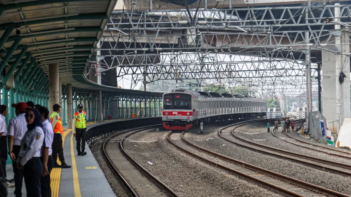 Aktifitas di sekitar stasiun JIS, Jakarta, Senin (22/06/2026). (Hanung Hambara/Jawa Pos)