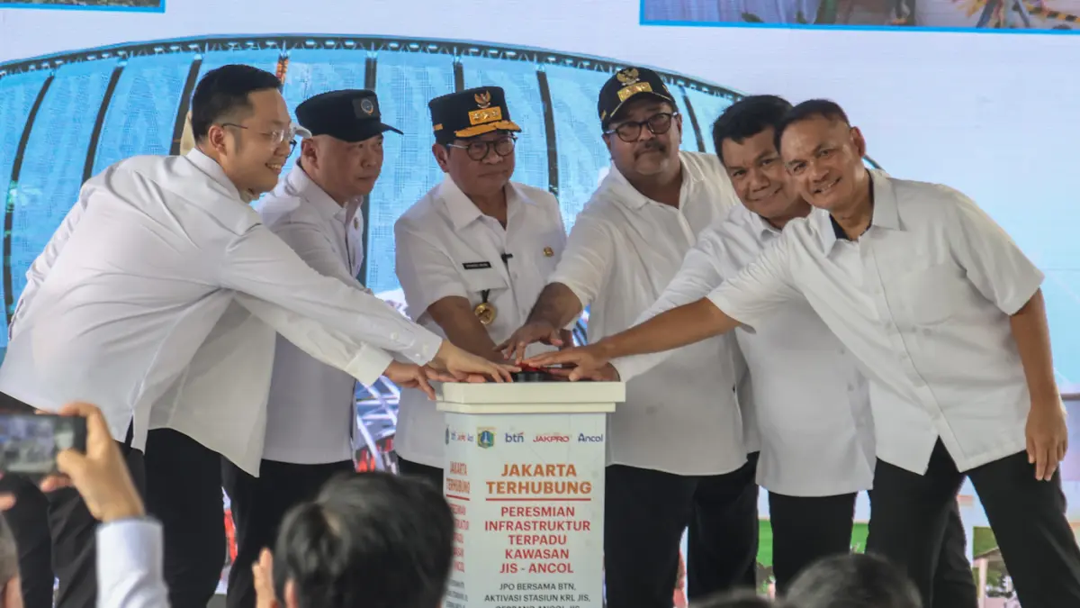 Dari dua kiri Menhub Dudy Purwagandhi, Gubernur DKI Jakarta Pramono Anung dan Wagub DKI Jakarta Rano Karno beserta jajaran meresmikan Stasiun JIS, Jakarta, Senin (22/06/2026). (Hanung Hambara/Jawa Pos)