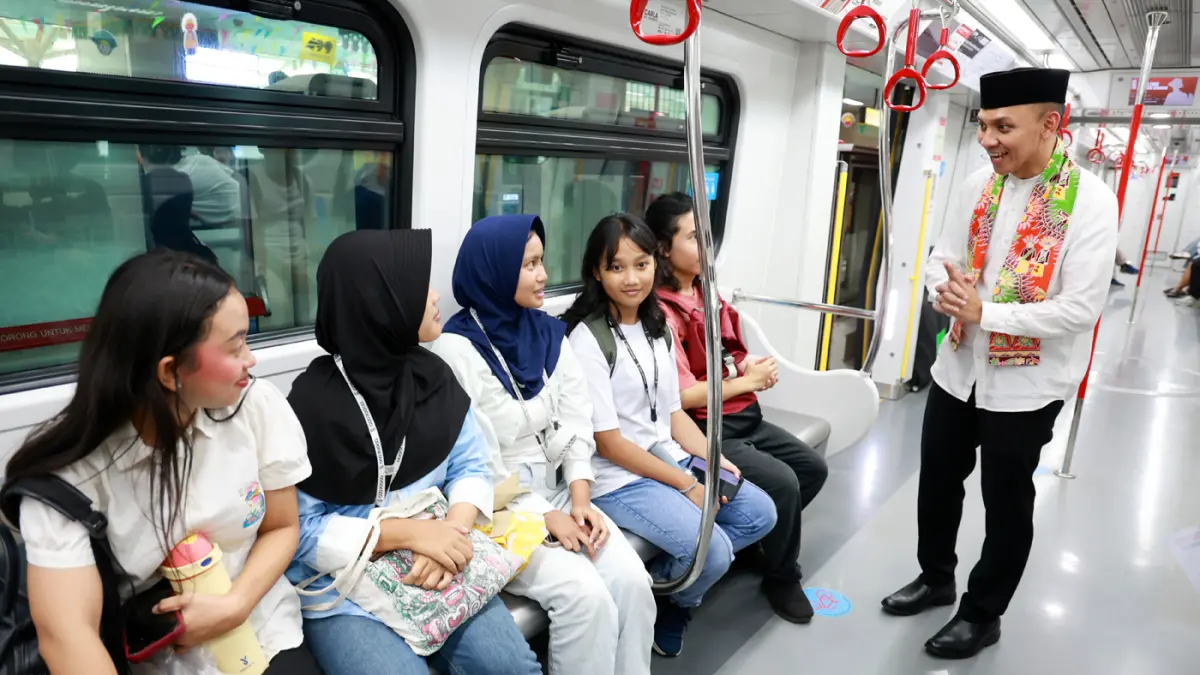 Dirut LRT Jakarta Aditia Kesuma Negara menyapa warga saat memanfaatkan tarif spesial Rp. 1 LRT Jakarta yang berlaku pada perayaan HUT ke-499 Kota Jakarta di Stasiun Velodrome
