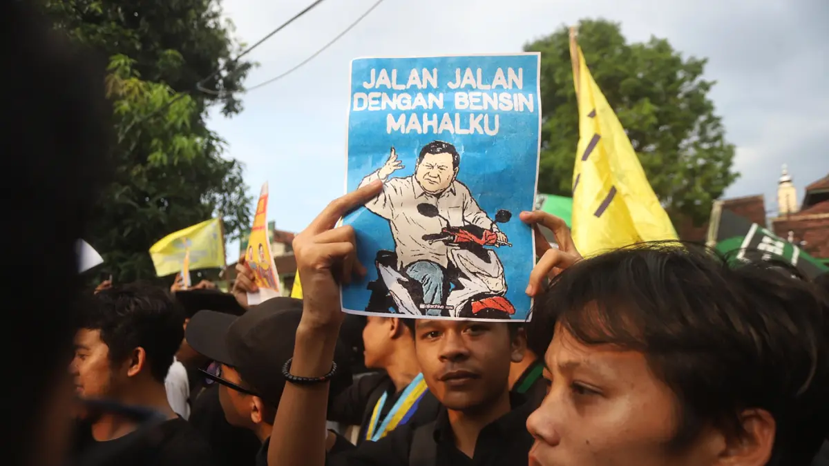 Mahasiswa Unjuk Rasa Di Kantor DPRD Kota Mojokerto - Image