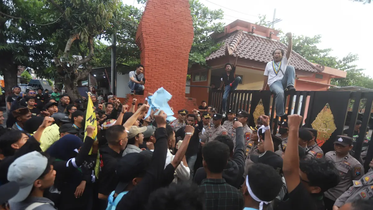 Gelombang protes mahasiswa terus terjadi di berbagai daerah, salah sarunya di Kota Mojokerto, Jawa Timur, Senin (22/6/2026). (Sofan/ Jawa Pos Radar Mojokerto)