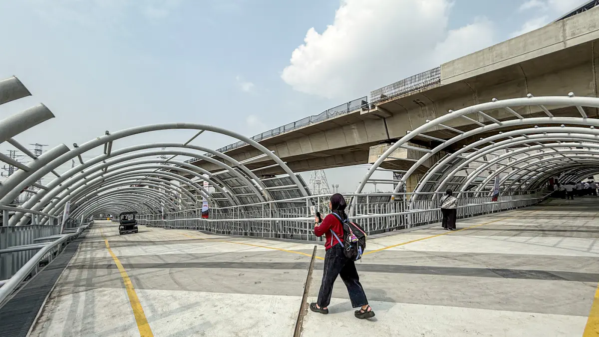 Pejalan Kaki melintas di JPO Bersama BTN di samping stadion JIS, Jakarta, Senin (22/06/2026). (Hanung Hambara/Jawa Pos)