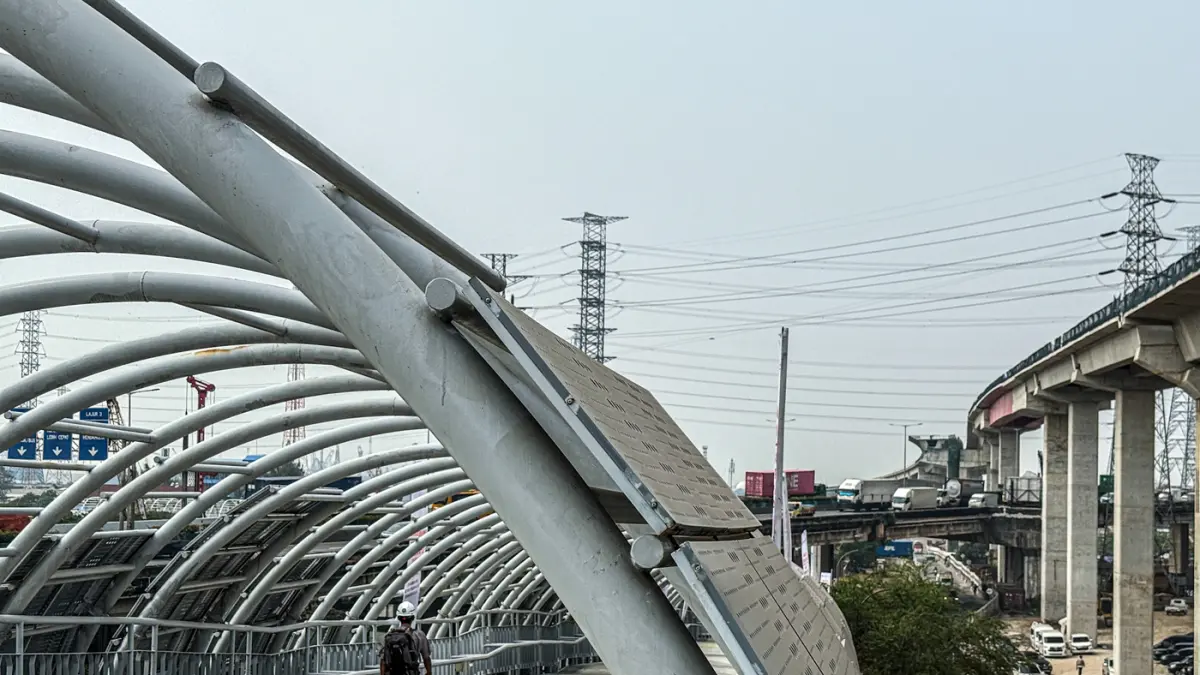 Pejalan Kaki melintas di JPO Bersama BTN di samping stadion JIS, Jakarta, Senin (22/06/2026). (Hanung Hambara/Jawa Pos)