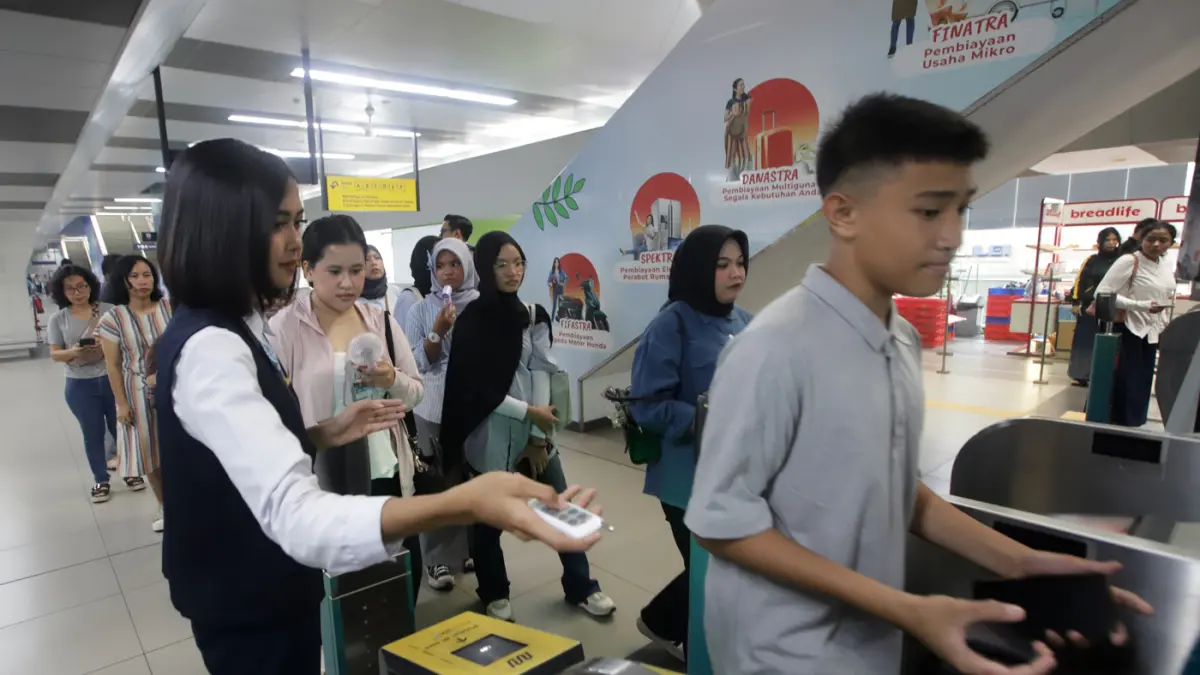 Penumpang menggunakan moda transportasi MRT Jakarta di Stasiun MRT Blok M, Jakarta Selatan, Senin (22/6/2026). (Dery Ridwansah/ JawaPos.com)