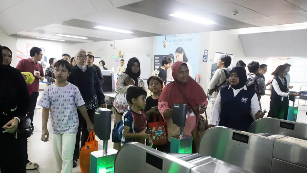 Penumpang menggunakan moda transportasi MRT Jakarta di Stasiun MRT Blok M, Jakarta Selatan, Senin (22/6/2026). (Dery Ridwansah/ JawaPos.com)