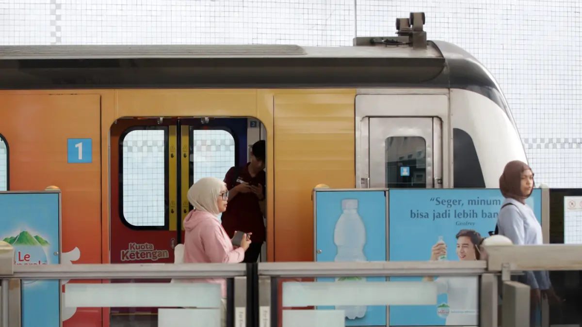 Penumpang menggunakan moda transportasi MRT Jakarta di Stasiun MRT Blok M, Jakarta Selatan, Senin (22/6/2026). (Dery Ridwansah/ JawaPos.com)