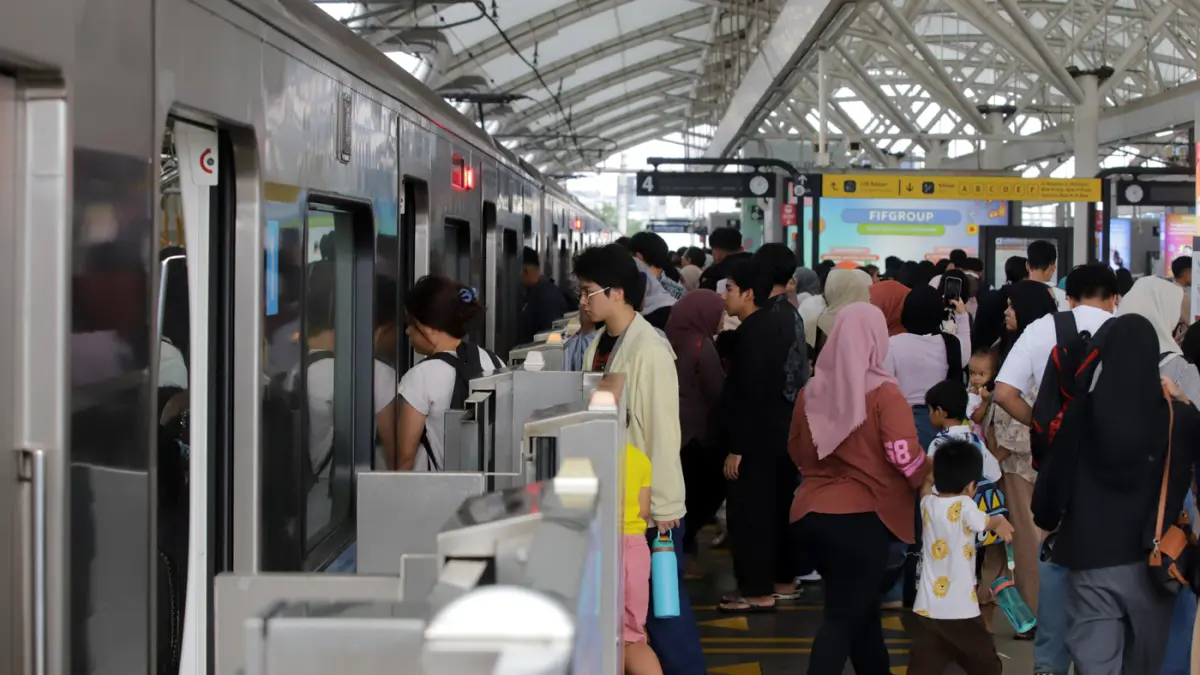 Penumpang menggunakan moda transportasi MRT Jakarta di Stasiun MRT Blok M, Jakarta Selatan, Senin (22/6/2026). (Dery Ridwansah/ JawaPos.com)