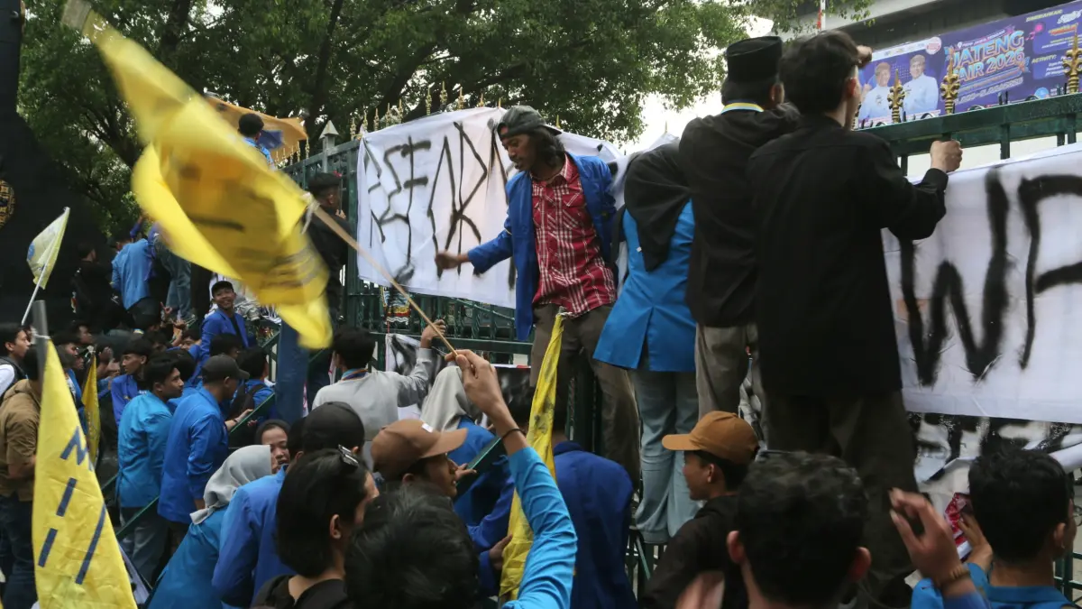 Pergerakan Mahasiswa Islam Indonesia (PMII) Jawa Tengah (Jateng) melakukan demonstrasi di depan kantor Gubernur Jateng,Kota Semarang Jawa Tengah, Senin (22/6/2026). (Nur Chamim/Jawa Pos Radar Semarang)