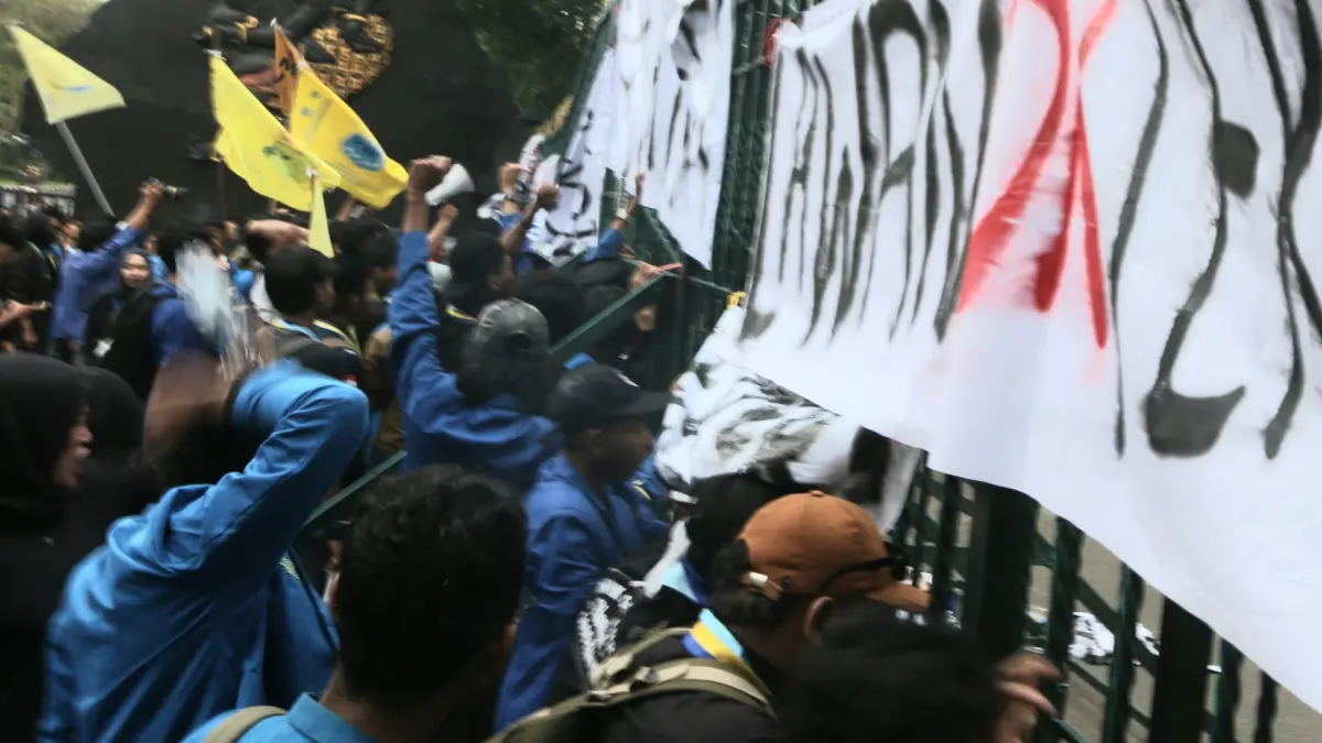 Pergerakan Mahasiswa Islam Indonesia (PMII) Jawa Tengah (Jateng) melakukan demonstrasi di depan kantor Gubernur Jateng,Kota Semarang Jawa Tengah, Senin (22/6/2026). (Nur Chamim/Jawa Pos Radar Semarang)