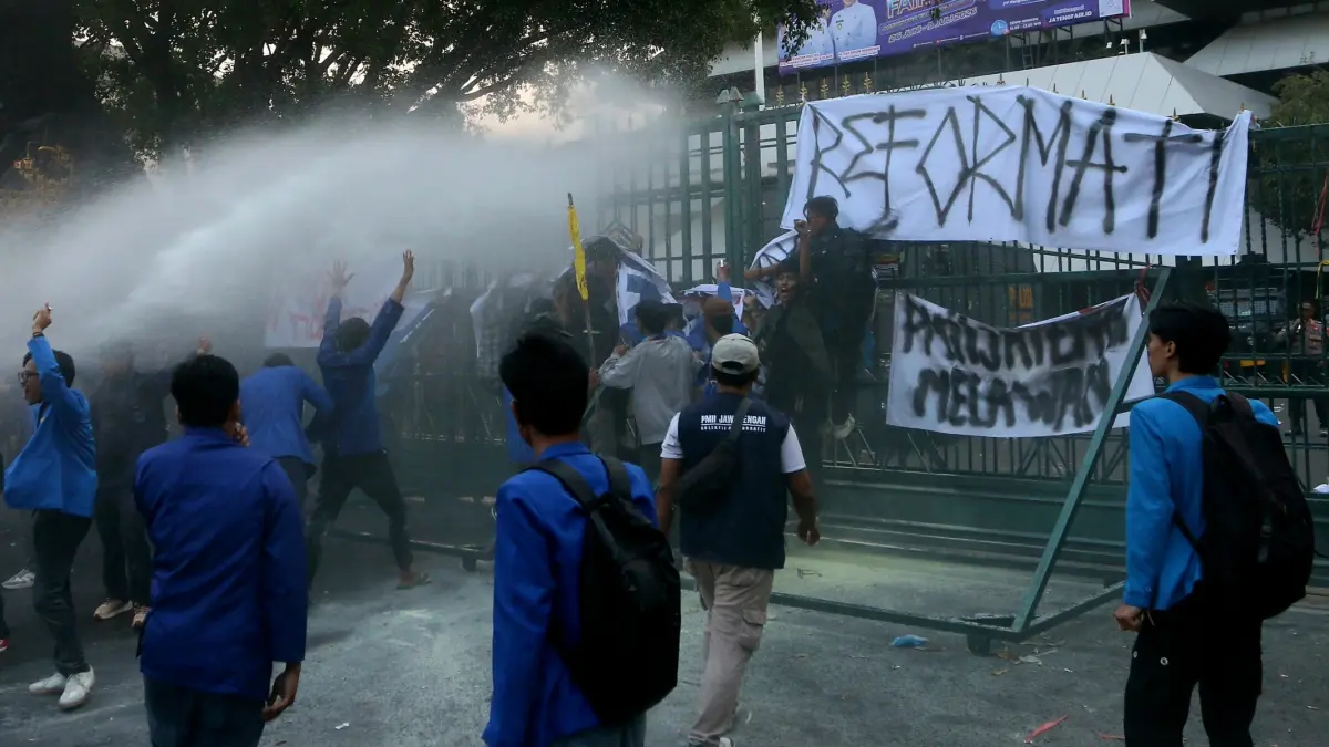 Pergerakan Mahasiswa Islam Indonesia (PMII) Jawa Tengah (Jateng) melakukan demonstrasi di depan kantor Gubernur Jateng,Kota Semarang Jawa Tengah, Senin (22/6/2026). (Nur Chamim/Jawa Pos Radar Semarang)