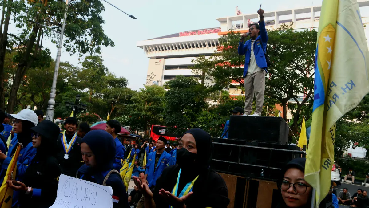 Pergerakan Mahasiswa Islam Indonesia (PMII) Jawa Tengah (Jateng) melakukan demonstrasi di depan kantor Gubernur Jateng,Kota Semarang Jawa Tengah, Senin (22/6/2026). (Nur Chamim/Jawa Pos Radar Semarang)