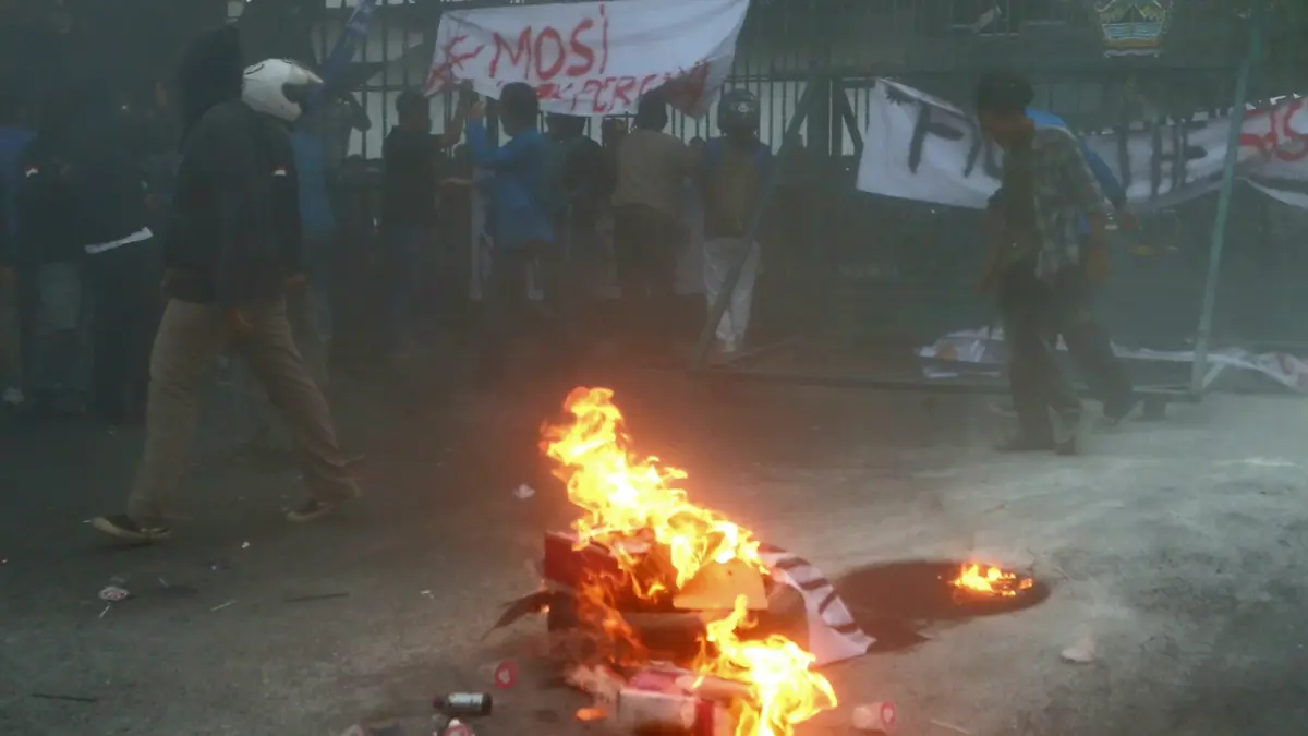PMII Jateng Demo Dengan Bakar Ban - Image