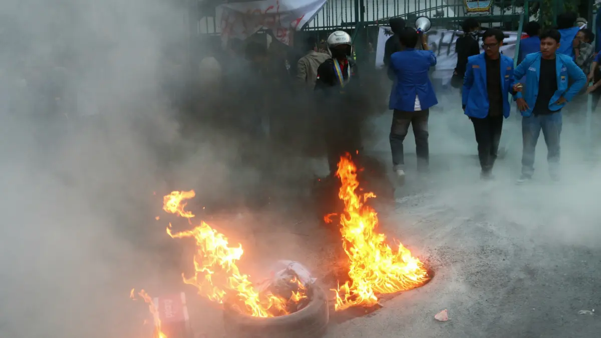 Pergerakan Mahasiswa Islam Indonesia (PMII) Jawa Tengah (Jateng) melakukan demonstrasi di depan kantor Gubernur Jateng,Kota Semarang Jawa Tengah, Senin (22/6/2026). (Nur Chamim/Jawa Pos Radar Semarang)