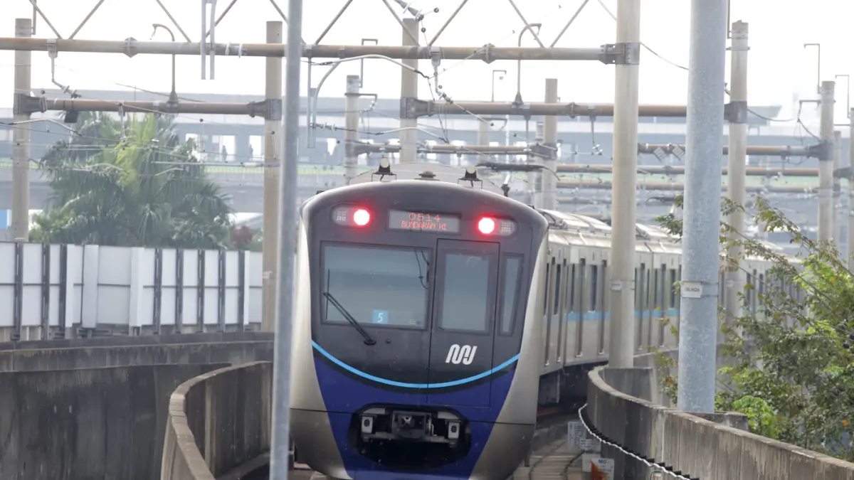 Rangkaian kereta MRT saat akan memasuki Stasiun MRT Blok M, Jakarta Selatan, Senin (22/6/2026). (Dery Ridwansah/ JawaPos.com)