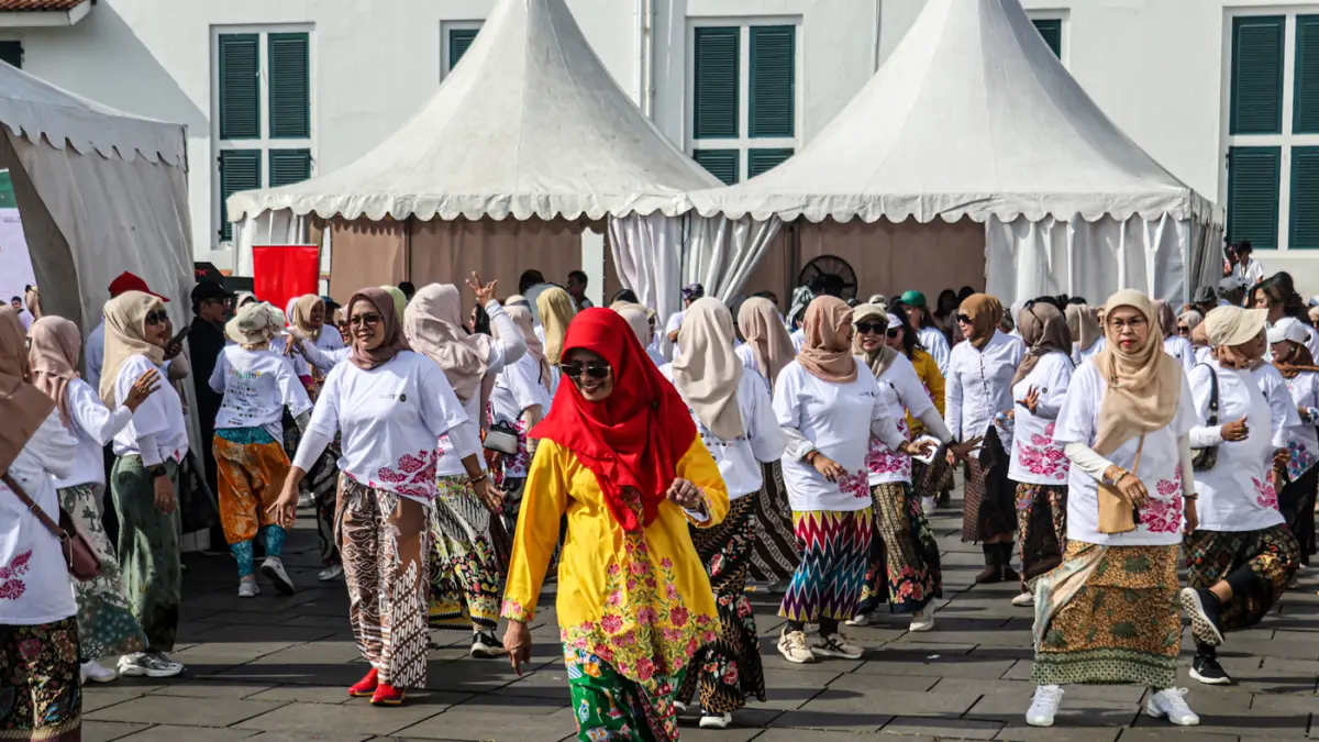 Sejumlah wisatawan mencoba permainan tradisional serta menyaksikan tari dan angklung kolosal dalam acara Berkumpul dan Bermain (Berkain) di Lapangan Fatahilah, Kota Tua, Jakarta, Minggu (14/06/2026). (Hanung Hambara/ Jawa Pos)