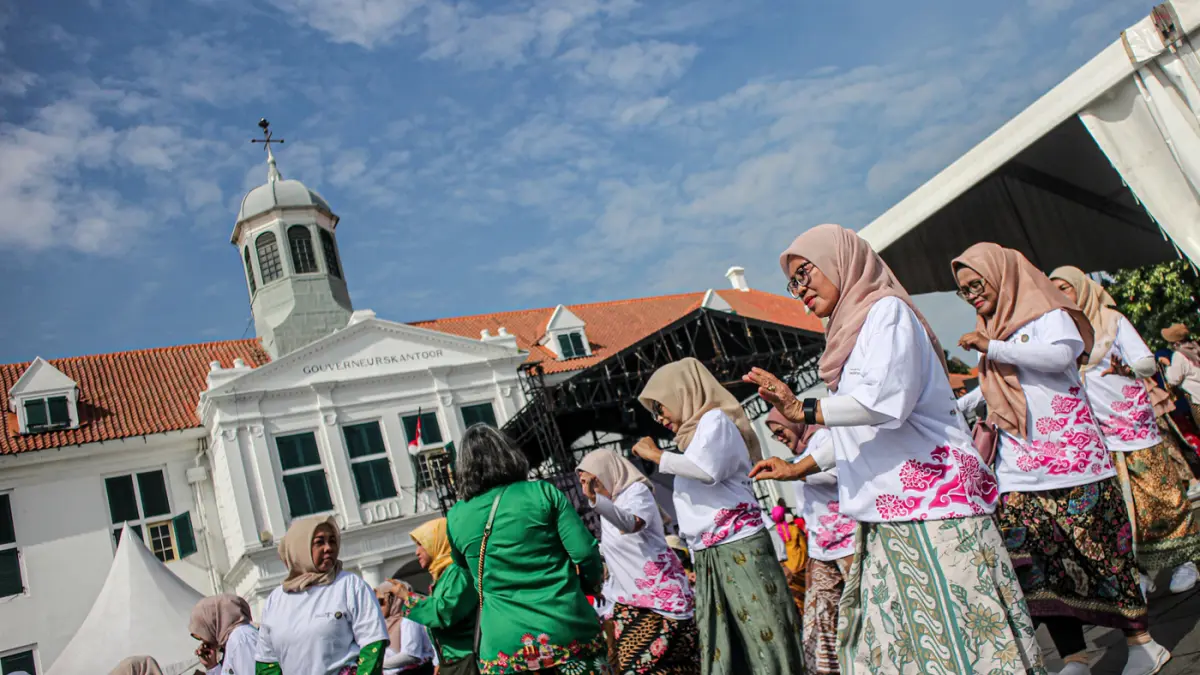 Sejumlah wisatawan mencoba permainan tradisional serta menyaksikan tari dan angklung kolosal dalam acara Berkumpul dan Bermain (Berkain) di Lapangan Fatahilah, Kota Tua, Jakarta,Minggu (14/06/2026). (Hanung Hambara/ Jawa Pos)