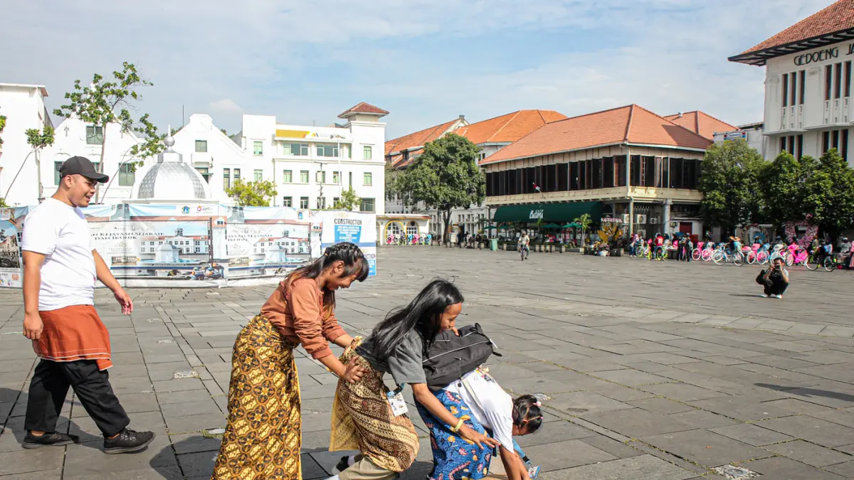 Sejumlah wisatawan mencoba permainan tradisional serta menyaksikan tari dan angklung kolosal dalam acara Berkumpul dan Bermain (Berkain) di Lapangan Fatahilah, Kota Tua, Jakarta,Minggu (14/06/2026). (Hanung Hambara/ Jawa Pos)