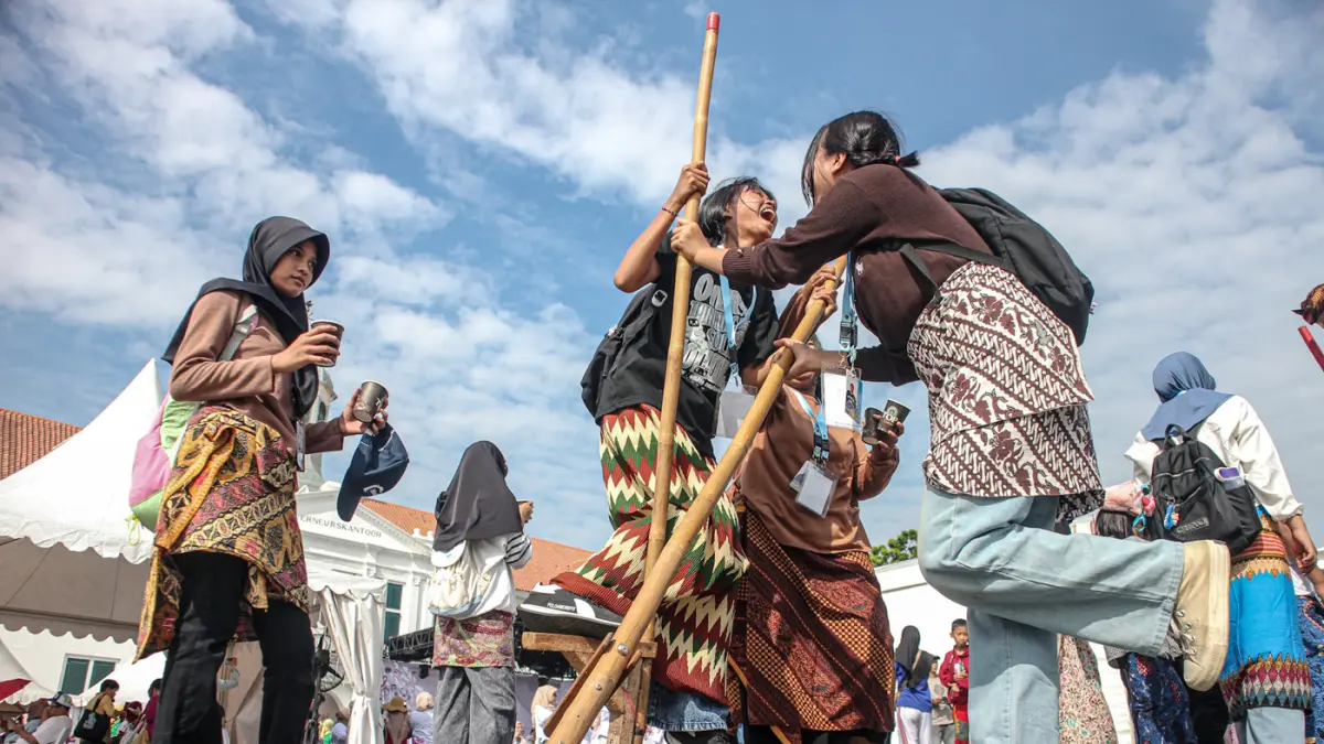 Sejumlah wisatawan mencoba permainan tradisional serta menyaksikan tari dan angklung kolosal dalam acara Berkumpul dan Bermain (Berkain) di Lapangan Fatahilah, Kota Tua, Jakarta,Minggu (14/06/2026). (Hanung Hambara/ Jawa Pos)