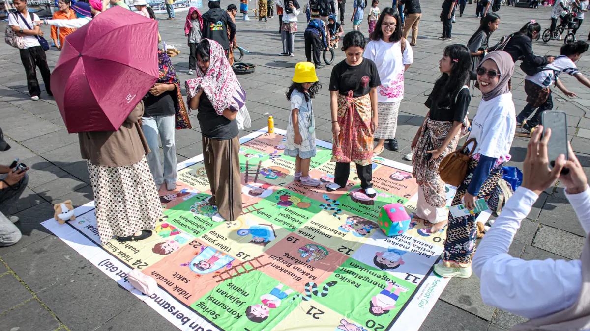 Sejumlah wisatawan mencoba permainan tradisional serta menyaksikan tari dan angklung kolosal dalam acara Berkumpul dan Bermain (Berkain) di Lapangan Fatahilah, Kota Tua, Jakarta,Minggu (14/06/2026). (Hanung Hambara/ Jawa Pos)