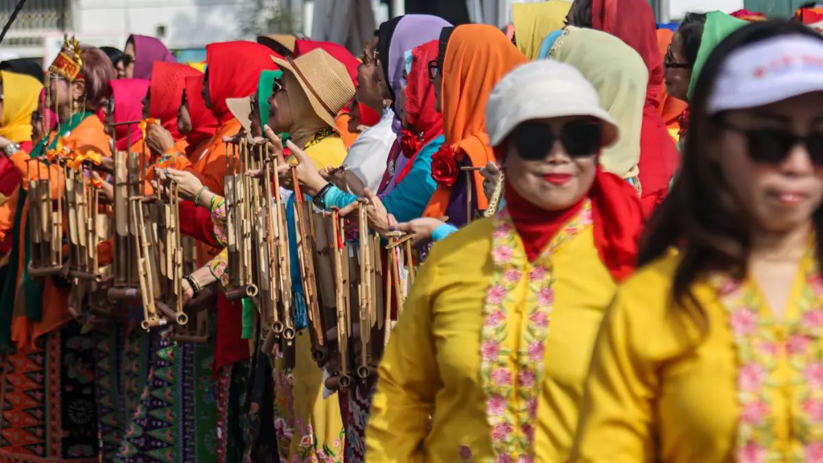 Sejumlah wisatawan mencoba permainan tradisional serta menyaksikan tari dan angklung kolosal dalam acara Berkumpul dan Bermain (Berkain) di Lapangan Fatahilah, Kota Tua, Jakarta,Minggu (14/06/2026). (Hanung Hambara/ Jawa Pos)