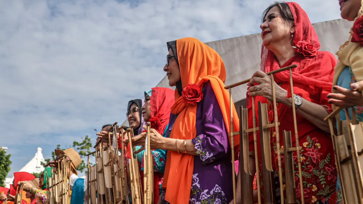 Sejumlah wisatawan mencoba permainan tradisional serta menyaksikan tari dan angklung kolosal dalam acara Berkumpul dan Bermain (Berkain) di Lapangan Fatahilah, Kota Tua, Jakarta,Minggu (14/06/2026). (Hanung Hambara/ Jawa Pos)