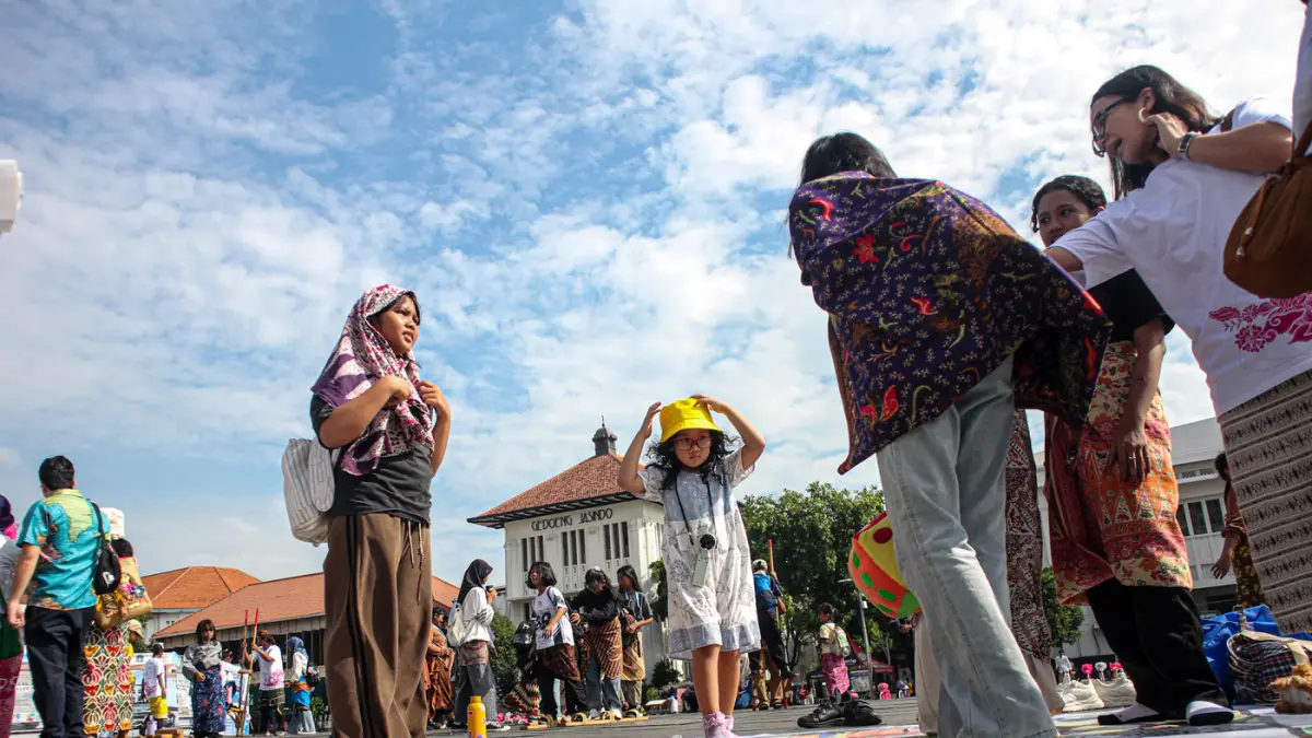 Sejumlah wisatawan mencoba permainan tradisional serta menyaksikan tari dan angklung kolosal dalam acara Berkumpul dan Bermain (Berkain) di Lapangan Fatahilah, Kota Tua, Jakarta,Minggu (14/06/2026). (Hanung Hambara/ Jawa Pos)