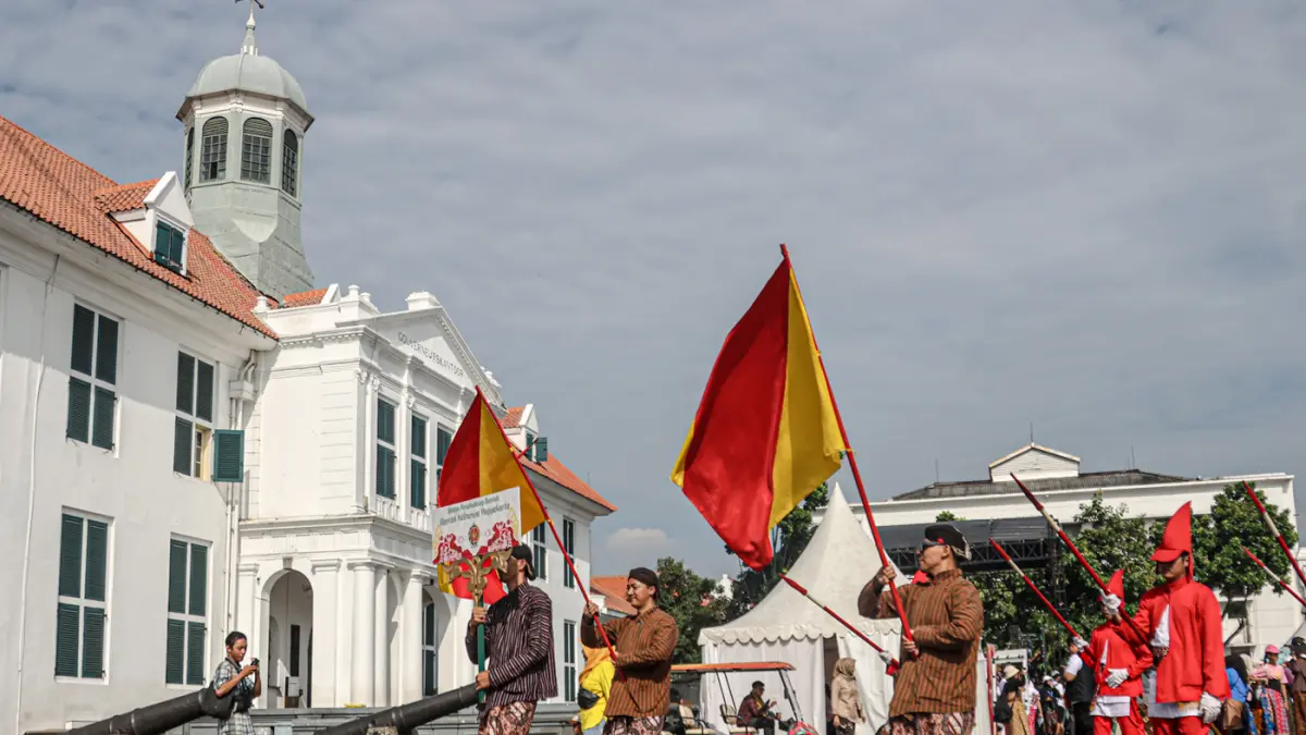 Sejumlah wisatawan mencoba permainan tradisional serta menyaksikan tari dan angklung kolosal dalam acara Berkumpul dan Bermain (Berkain) di Lapangan Fatahilah, Kota Tua, Jakarta,Minggu (14/06/2026). (Hanung Hambara/ Jawa Pos)