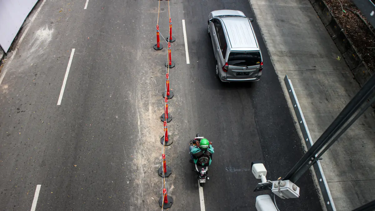 Suasana lalu lintas di Jalan Daan Mogot, Jakarta, Senin (15/06/2026). (Hanung Hambara/Jawa Pos)