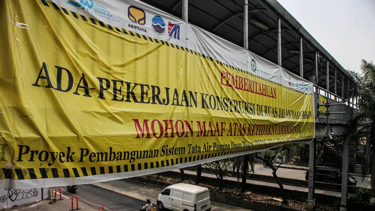 Suasana lalu lintas di Jalan Daan Mogot, Jakarta, Senin (15/06/2026). (Hanung Hambara/Jawa Pos)