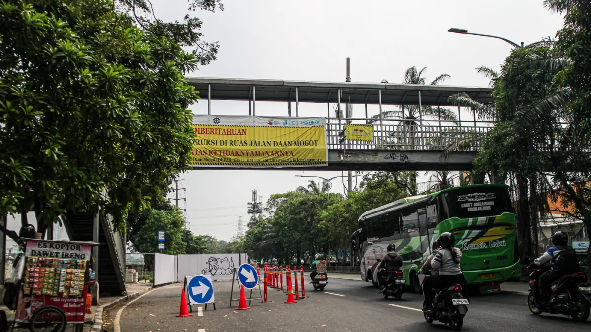 Suasana lalu lintas di Jalan Daan Mogot, Jakarta, Senin (15/06/2026). (Hanung Hambara/Jawa Pos)