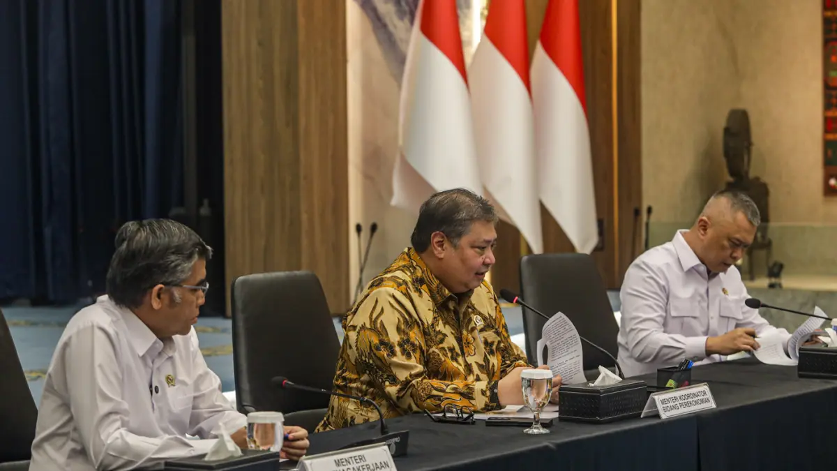 Menteri Koordinator Bidang Perekonomian Airlangga Hartarto (tengah) bersama Menteri Ketenagakerjaan Yassierli (kiri) dan Menteri Perhubungan Dudy Purwagandhi (kanan) berbincang disela konferensi pers Stimulus Pertumbuhan Ekonomi Semester 2 Tahun 2026 di J