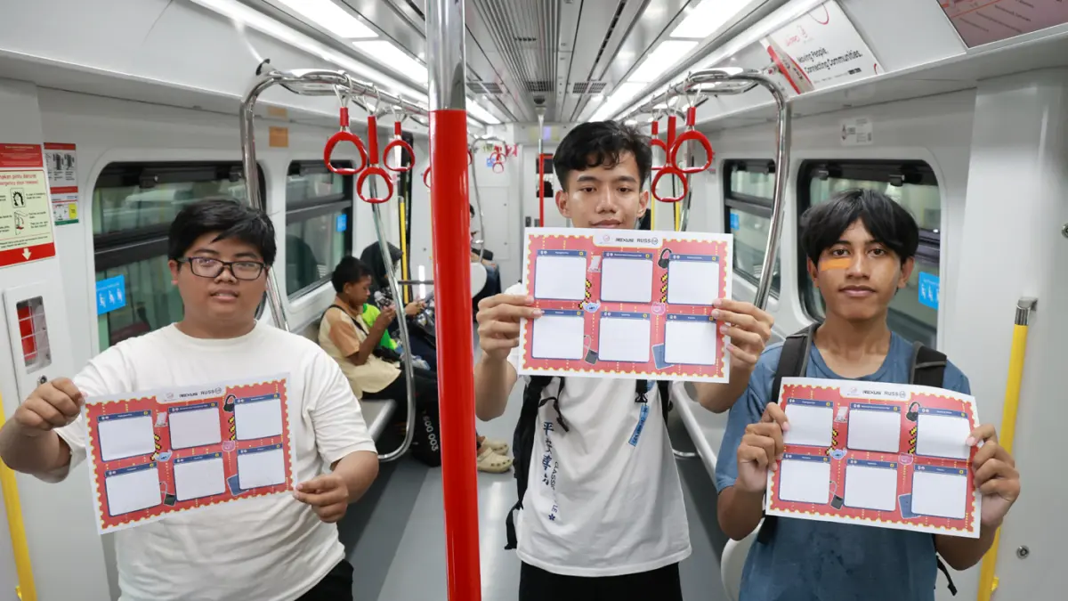 Warga Jakarta dihibur oleh kesenian Betawi Ondel-ondel saat memanfaatkan tarif spesial Rp. 1 LRT Jakarta yang berlaku pada perayaan HUT ke-499 Kota Jakarta di Stasiun Velodrome.