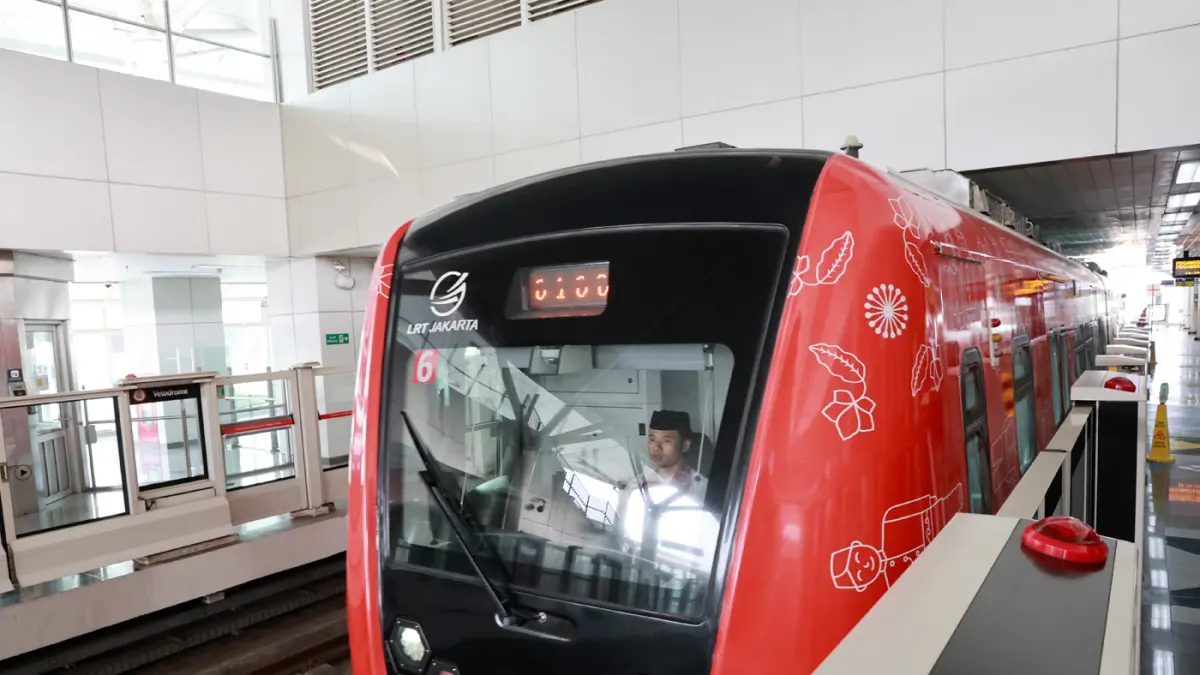 Warga Jakarta dihibur oleh kesenian Betawi Ondel-ondel saat memanfaatkan tarif spesial Rp. 1 LRT Jakarta yang berlaku pada perayaan HUT ke-499 Kota Jakarta di Stasiun Velodrome.