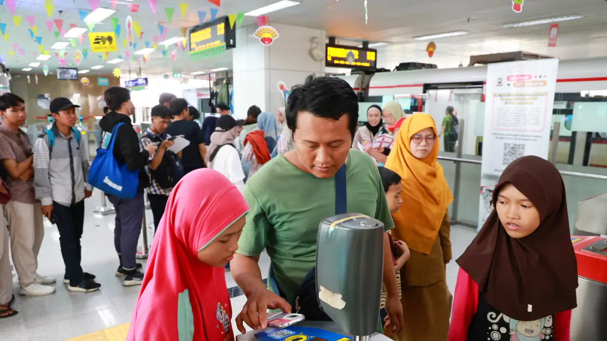 Warga Jakarta dihibur oleh kesenian Betawi Ondel-ondel saat memanfaatkan tarif spesial Rp. 1 LRT Jakarta yang berlaku pada perayaan HUT ke-499 Kota Jakarta di Stasiun Velodrome.