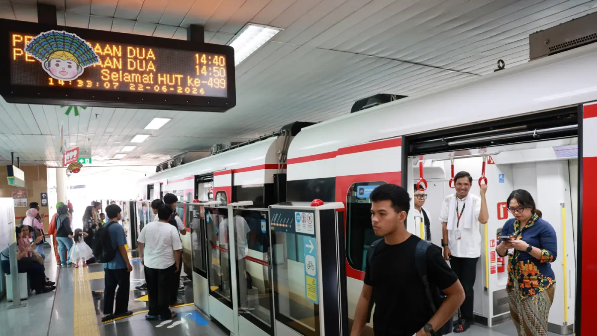 Warga Jakarta dihibur oleh kesenian Betawi Ondel-ondel saat memanfaatkan tarif spesial Rp. 1 LRT Jakarta yang berlaku pada perayaan HUT ke-499 Kota Jakarta di Stasiun Velodrome.