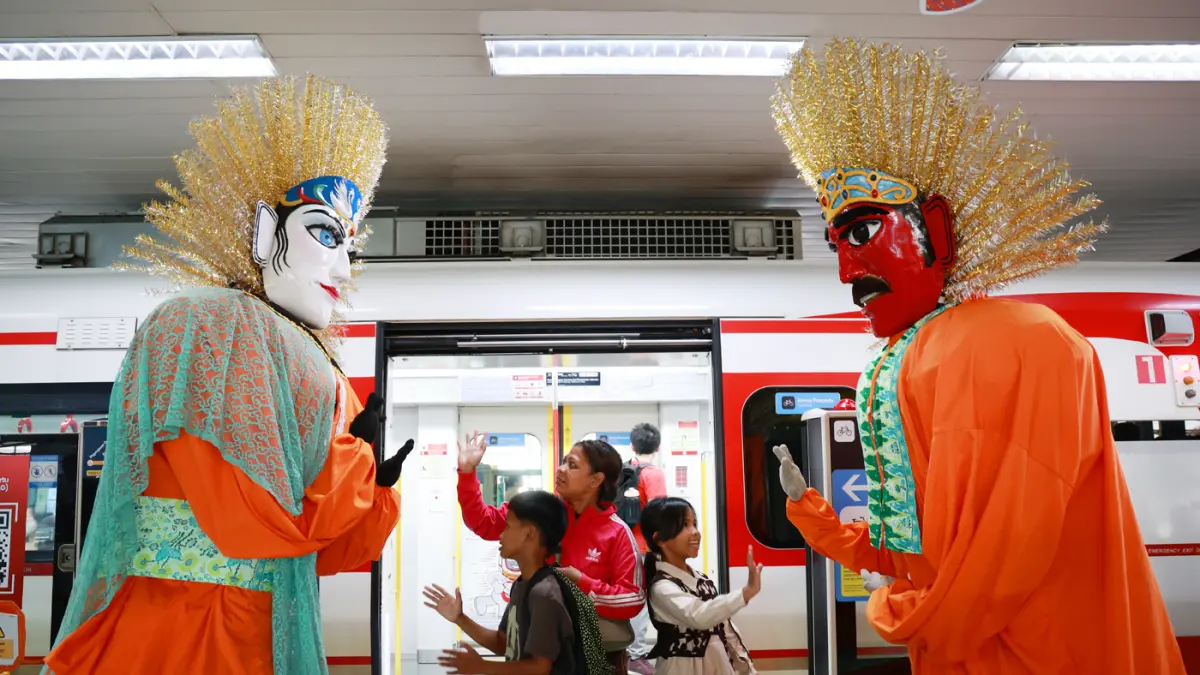 Warga Jakarta dihibur oleh kesenian Betawi Ondel-ondel saat memanfaatkan tarif spesial Rp. 1 LRT Jakarta yang berlaku pada perayaan HUT ke-499 Kota Jakarta di Stasiun Velodrome.