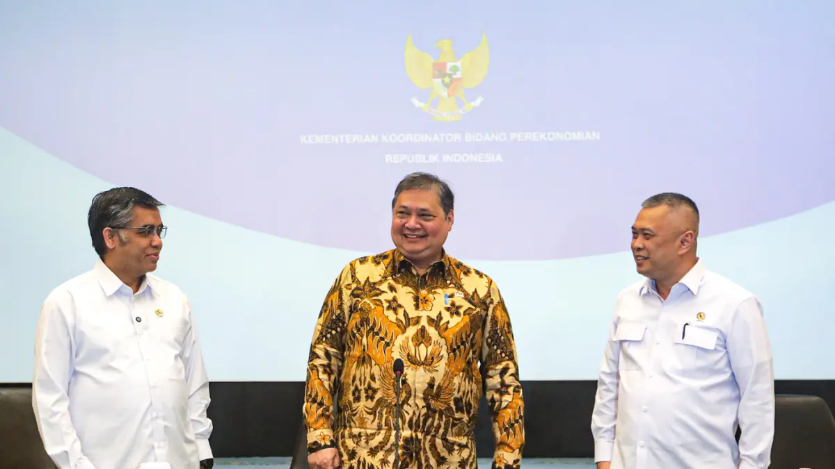 Menteri Koordinator Bidang Perekonomian Airlangga Hartarto (tengah) bersama Menteri Ketenagakerjaan Yassierli (kiri) dan Menteri Perhubungan Dudy Purwagandhi (kanan) berbincang disela konferensi pers Stimulus Pertumbuhan Ekonomi Semester 2 Tahun 2026 di J